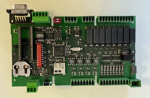 Grüne Leiterplatte mit verschiedenen elektronischen Bauteilen