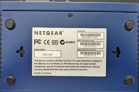 Typenschild eines Netgear FR114P Routers