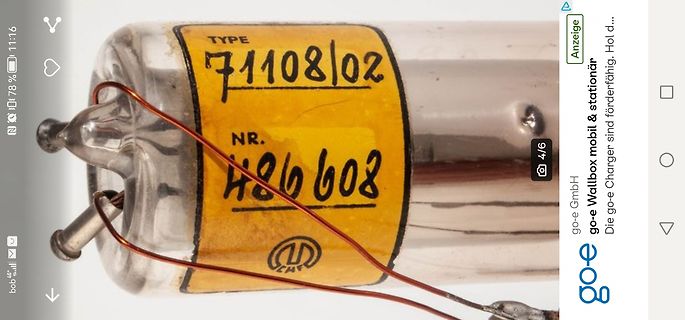 Nahaufnahme eines elektronischen Bauteils mit Typenbezeichnung