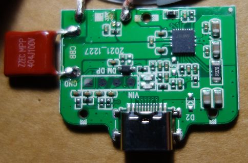 Leiterplatte mit USB-Anschluss und Elektrolytkondensator