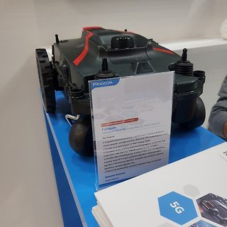 Roboter-Mähmaschine mit Informationsblatt
