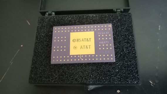 AT&T Mikrochip in einer Schutzbox