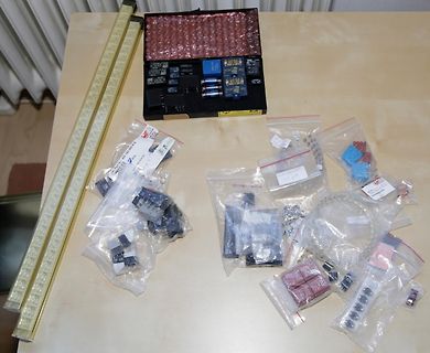 Elektronikbauteile und Komponenten in Plastikbeuteln auf Tisch