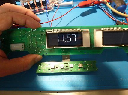 Hand hält grüne Leiterplatte mit LCD-Display