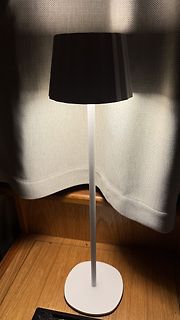 Tischlampe auf Holztisch