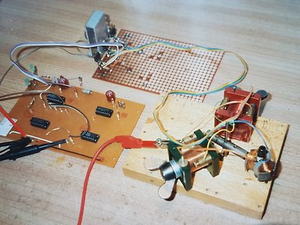 Elektronischer Aufbau mit Leiterplatten, Bauteilen und Messspitzen