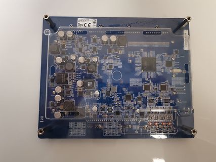 Bestückte blaue Leiterplatte