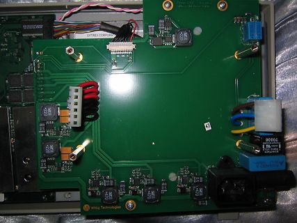 Grüne Leiterplatte mit elektronischen Bauteilen