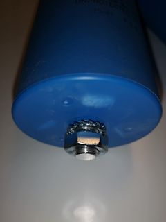 Metallschraube an blauem Zylinder