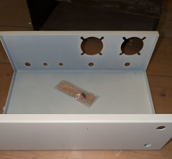 Weißes Metallgehäuse mit Aussparungen