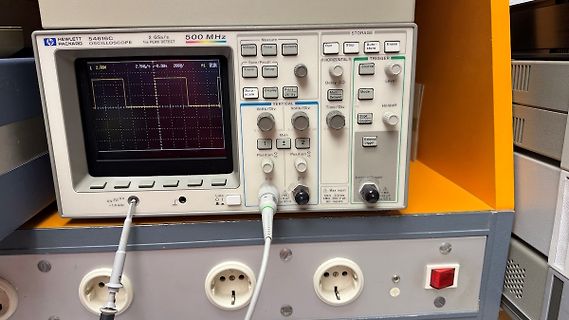 Hewlett Packard 54616C Oszilloskop auf Werkstatt-Tisch