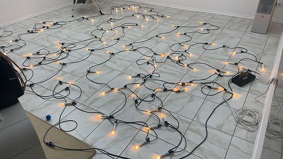 Lichterkette auf Fliesenboden