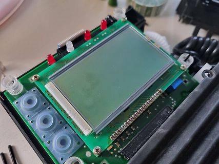 Leiterplatte mit LCD-Display und Bauteilen