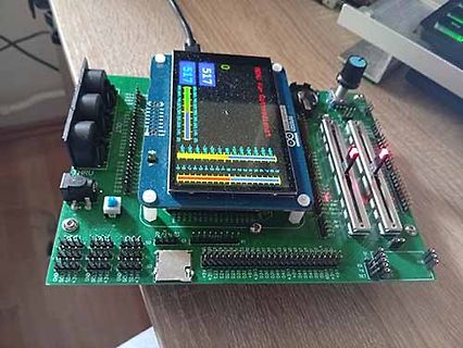 Leiterplatte mit LCD-Display und Bauteilen