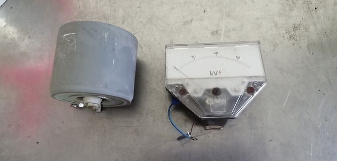 Hochspannungsanzeige und Zylinderbauteil