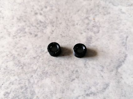 Zwei kleine schwarze Gummiringe oder Dichtungen