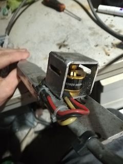 Elektronikbauteil mit Kabeln auf Werkstattuntergrund