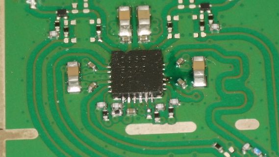Makroaufnahme einer Leiterplatte mit integriertem Schaltkreis