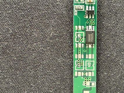 Nahaufnahme einer grünen Leiterplatte mit SMD-Bauteilen
