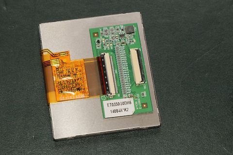 Leiterplatte mit Flachbandkabel auf Metallgehäuse