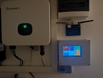 Growatt Wechselrichter mit Monitoring-Display und Router