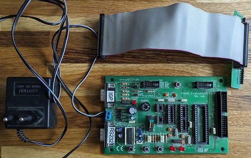 Atmel Evaluation Board mit Netzteil und Flachbandkabel