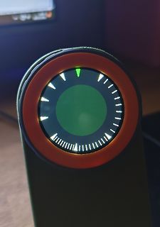 Nahaufnahme eines runden Displays mit Skala