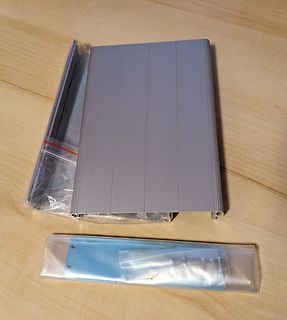 Aluminiumprofile und Bauteile in Plastikverpackung