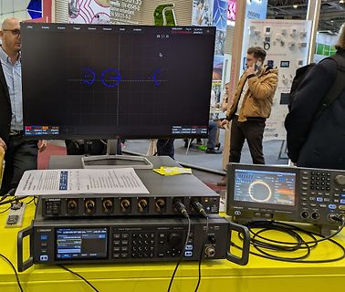 Messaufbau mit Siglent Oszilloskop und Monitor