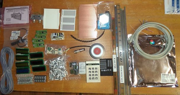 Elektronikbauteile und Module auf Holztisch