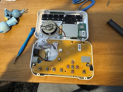 Zerlegtes elektronisches Gerät auf Holztisch