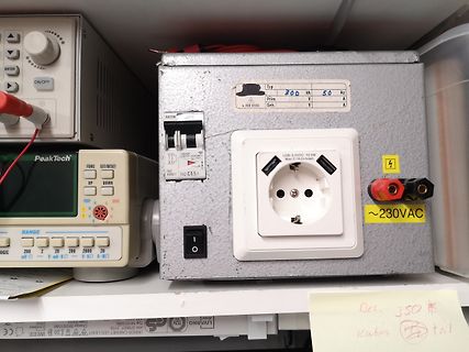 Elektrisches Gerät mit Steckdose und Messgerät