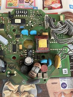 Foto einer Leiterplatte mit elektronischen Bauteilen