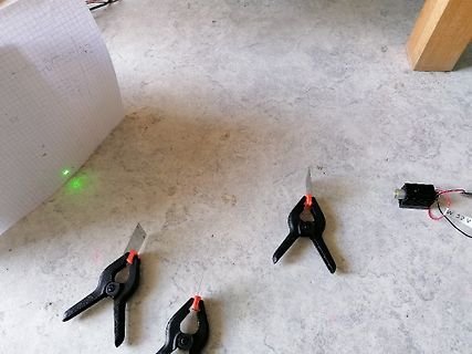 Krokodilklemmen und Netzteil auf Tischplatte