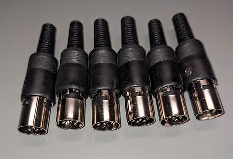 Sechs DIN-Stecker mit unterschiedlicher Pin-Belegung