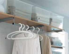 Kleiderstange mit Kleiderbügeln und Aufbewahrungsboxen
