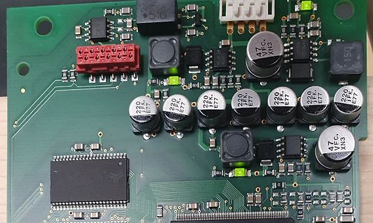 Bestückte grüne Leiterplatte mit Elektrolytkondensatoren und ICs