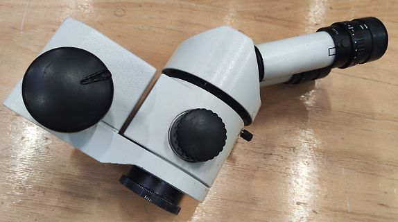 Mikroskop oder optisches Messgerät auf Holztisch