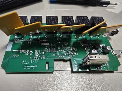 Leiterplatte mit Kühlkörpern und USB-Anschluss