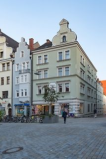 Gebäude an einer Straßenecke