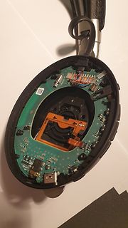 Innenansicht einer geöffneten Elektronikkomponente mit Leiterplatte