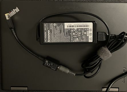 Lenovo AC Adapter auf Laptop-Gehäuse