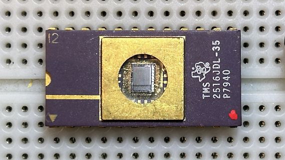 TMS 2516JDL-35 Mikrochip auf Steckbrett