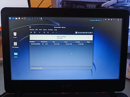 Foto eines Laptops mit GParted Software