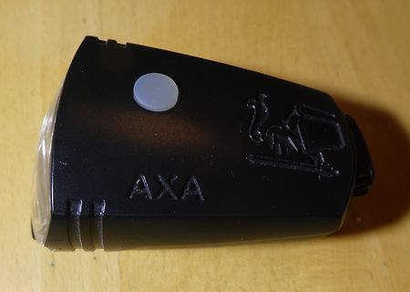 Schwarzes AXA-Gehäuse mit Knopf und Symbol