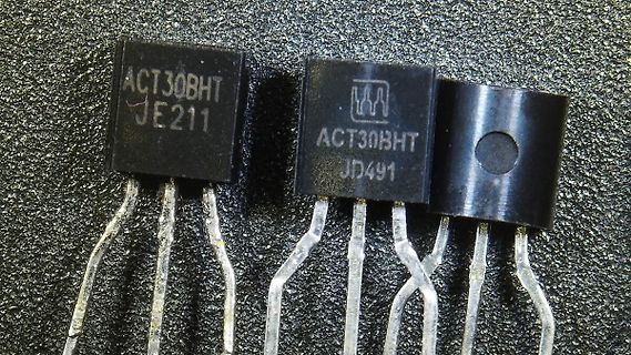 Drei integrierte Schaltkreise in SOT-223 Gehäuse