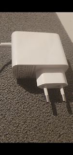 Weißes Netzteil mit UK-Stecker