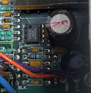 Nahaufnahme einer Leiterplatte mit IC und Kondensatoren