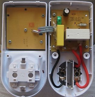 Innenansicht eines geöffneten elektronischen Geräts mit Leiterplatte