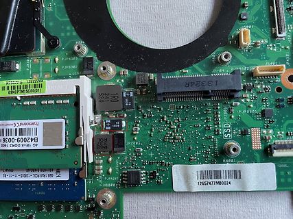 Nahaufnahme einer grünen Leiterplatte mit elektronischen Bauteilen